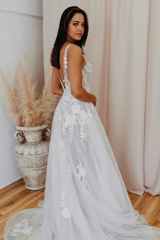 Vestido de novia de corte A con escote en V, espalda descubierta y apliques